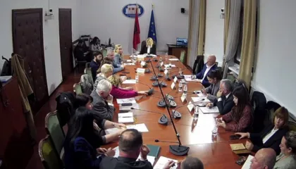 “Mos e taksoni librin”/ Autorët kundër TVSH 6%, kërkojnë formalizim të tregut