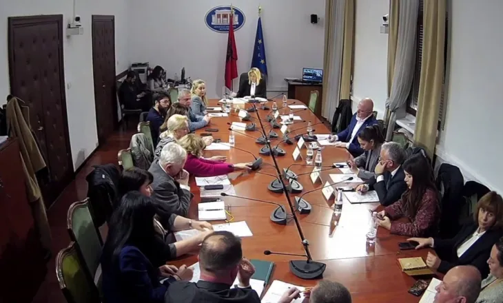 “Mos e taksoni librin”/ Autorët kundër TVSH 6%, kërkojnë formalizim të tregut