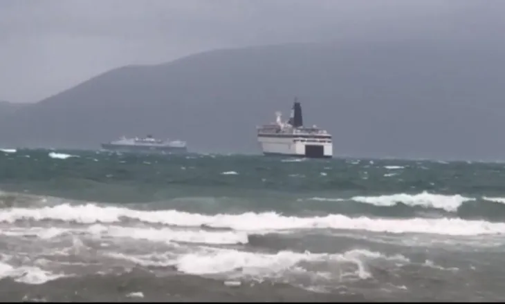 Mot i keq, shtyhet nisja e trageteve nga Durrësi drejt Barit