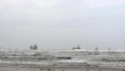 Mot i trazuar në Durrës, deti me 4 ballë pezullon lundrimin, peshkatarët rikthehen në port