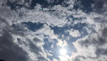 Mot me vranësira të dendura dhe reshje shiu të shoqëruara me shtrëngata