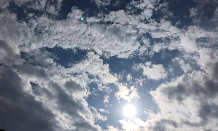 Mot me vranësira të dendura dhe reshje shiu të shoqëruara me shtrëngata