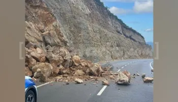 Moti i keq bllokon bypassin e Vlorës, rrëshqitje gurësh pengojnë qarkullimin