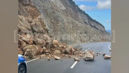 Moti i keq bllokon bypassin e Vlorës, rrëshqitje gurësh pengojnë qarkullimin