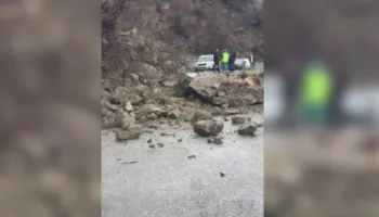 Moti i keq në vend, rënie inertesh në disa akse rrugore në Elbasan, prurjet e lumenjve mbi mesataren