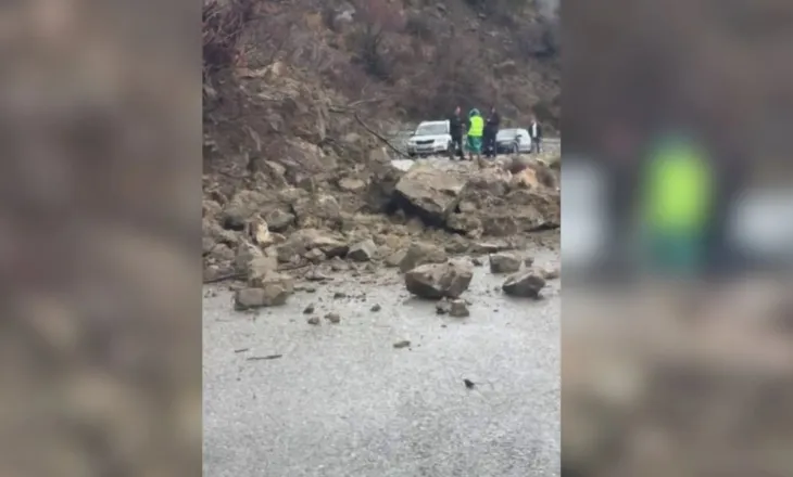 Moti i keq në vend, rënie inertesh në disa akse rrugore në Elbasan, prurjet e lumenjve mbi mesataren