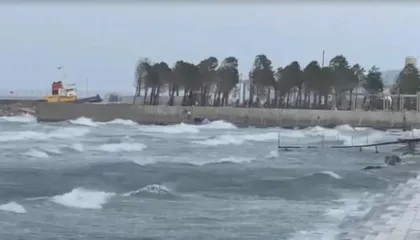 Moti i keq “paralizon” Portin e Vlorës, ndalohet lundrimi për anijet e vogla deri ditën e nesërme! Ç’ndodh me tragetet