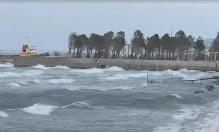 Moti i keq “paralizon” Portin e Vlorës, ndalohet lundrimi për anijet e vogla deri ditën e nesërme! Ç’ndodh me tragetet