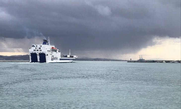 Moti i keq ‘paralizon’ tragetet në Durrës, ja kur do të realizohet nisja nga Durrësi drejt Barit