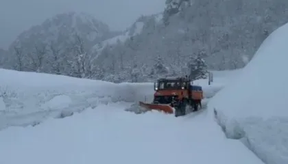 Moti i keq ‘paralizon’ vendin/ Reshje bore dhe temperatura të ulëta, ribllokohet nga ortekët Qafë Thorja