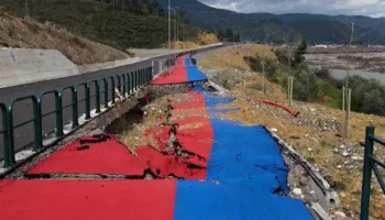 Moti i keq shemb një pjesë të rrugës së projektit të motorsportit në Elbasan