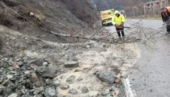 Moti i keq shkakton rrëshqitje gurësh në aksin Burrel–Skuraj, rrezik për qarkullimin