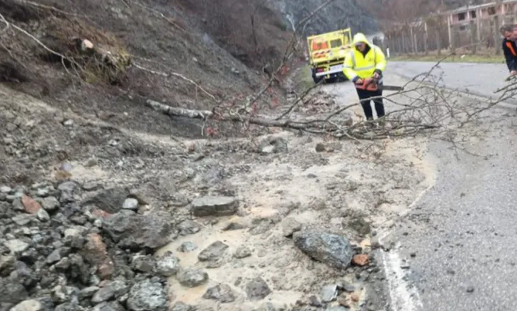 Moti i keq shkakton rrëshqitje gurësh në aksin Burrel–Skuraj, rrezik për qarkullimin