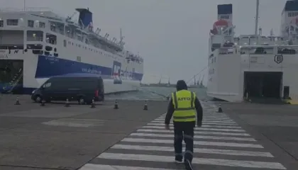 Moti i keq, shtyhen lundrimet në Durrës