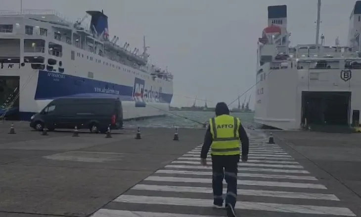 Moti i keq, shtyhen lundrimet në Durrës