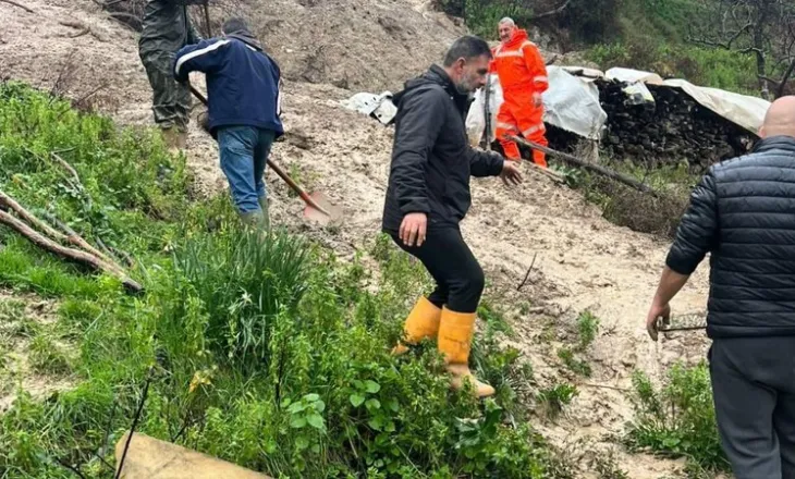 Moti i rënduar krijon probleme në Delvinë, rrëshqitjet e dheut arrijnë shtëpitë e banorëve, evakuohen familjet