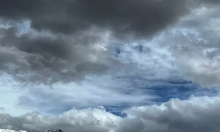 Moti për sot me vranësira të dendura, reshje shiu në këto pjesë të territorit