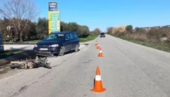Motomjeti përplaset me makinën në aksin Lushnjë–Berat, dërgohet në spital motoristi