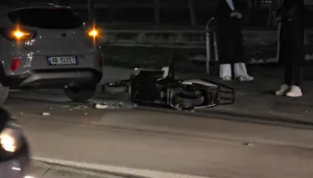 Motori elektrik përplaset me makinën, një i plagosur