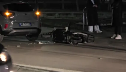 Motori elektrik përplaset me makinën, një i plagosur