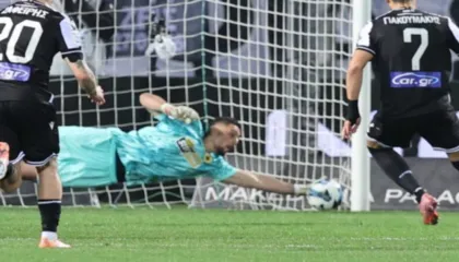 Mrekullia e Strakoshës, shpëton portën nga goli, pret penalltinë dhe i eviton humbjen AEK-ut