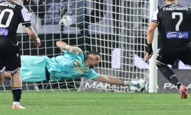 Mrekullia e Strakoshës, shpëton portën nga goli, pret penalltinë dhe i eviton humbjen AEK-ut