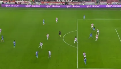 Muçi i jashtëzakonshëm, jep asistin perfekt për shokun e skuadrës