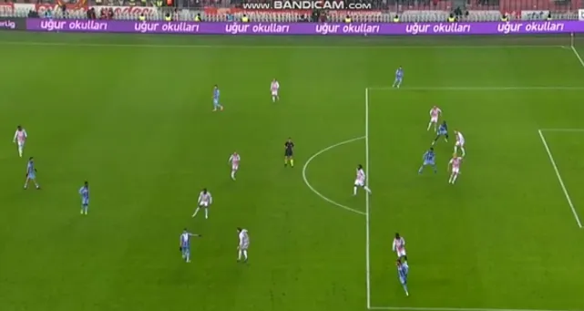 Muçi i jashtëzakonshëm, jep asistin perfekt për shokun e skuadrës