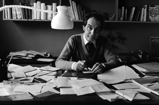 Mund ta paramendoni: Ky shkrimtar shkroi 300 letra dashurie për 3 vjet?