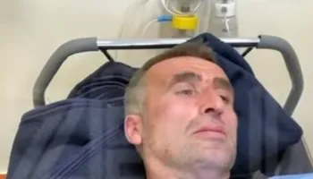 “Na morën zvarrë”!  Banorët e Rrjollit, nga protesta përfundojnë të fashuar në barelat e ambulancës: Qëlluan me gurë