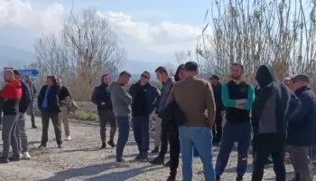 ‘Na shtroni 500 metra rrugë’, banorët, bllokojnë nënkalimin e autostradës Thumanë–Kashar