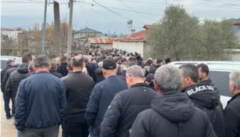 “Na u shua dera e shtëpisë…”, familja dhe të afërm përcjellin mes lotësh 4 viktimat e familjes Kola