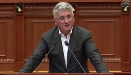 “Nallbati donte të linte amanetet, Elda Hoti më ruante mos më rrihnin policët”, satira e Gjekmarkajt: Toni Gogu xheloz për firmën e Ulsiut