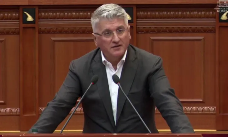 “Nallbati donte të linte amanetet, Elda Hoti më ruante mos më rrihnin policët”, satira e Gjekmarkajt: Toni Gogu xheloz për firmën e Ulsiut