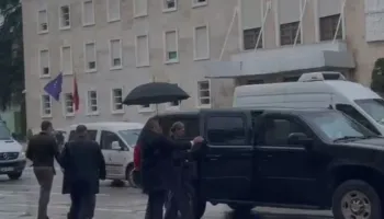 Nancy VanHorn “zbarkon” në Kuvend, takim 30 minuta me Peleshin, zbardhen diskutimet (FOTO)