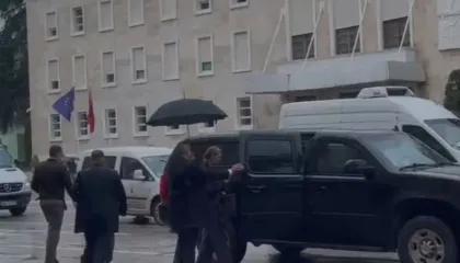 Nancy VanHorn “zbarkon” në Kuvend, takim 30 minuta me Peleshin, zbardhen diskutimet (FOTO)