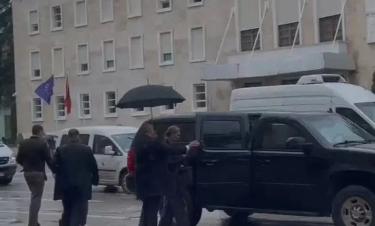 Nancy VanHorn “zbarkon” në Kuvend, takim 30 minuta me Peleshin, zbardhen diskutimet (FOTO)