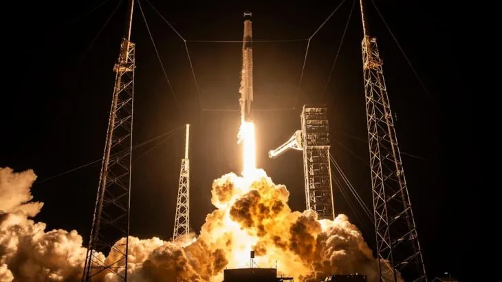 NASA transmeton live momentin e zbarkimit të capsulës Crew-12 në Stacionin Ndërkombëtar Hapësinor