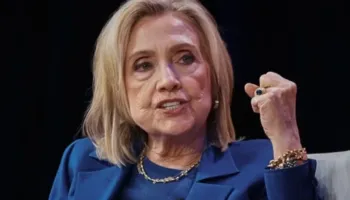 ‘Nata e çmendur në ishullin e Epstein’! Fotoja e papërshtatshme ndërpret dëshminë e Hillary Clinton