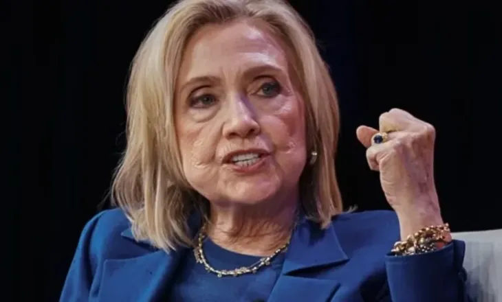 ‘Nata e çmendur në ishullin e Epstein’! Fotoja e papërshtatshme ndërpret dëshminë e Hillary Clinton