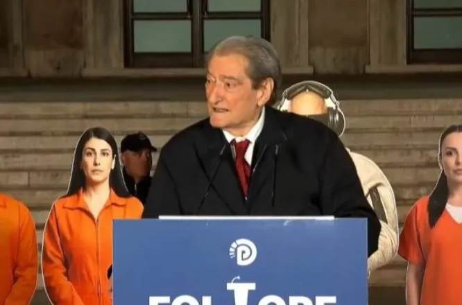 “Ndaj Lubi Ballukut rëndojnë 9 vepra penale”, Berisha në foltoren përpara kryeministrisë: Rrezikon mbi 30 vite burg!