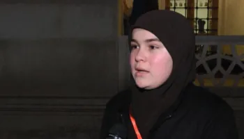 “Ndaluam namazin dhe dolëm”/ Militantët e Berishës molotovë drejt Xhamisë, besimtarja: Jo këtu…