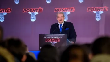 “Nderim atyre që çliruan Shqipërinë 46 vite më parë”/ Protesta e PD, Berisha: Kush do e mendonte që pushtetet do ishin në dorën e një tradhtari