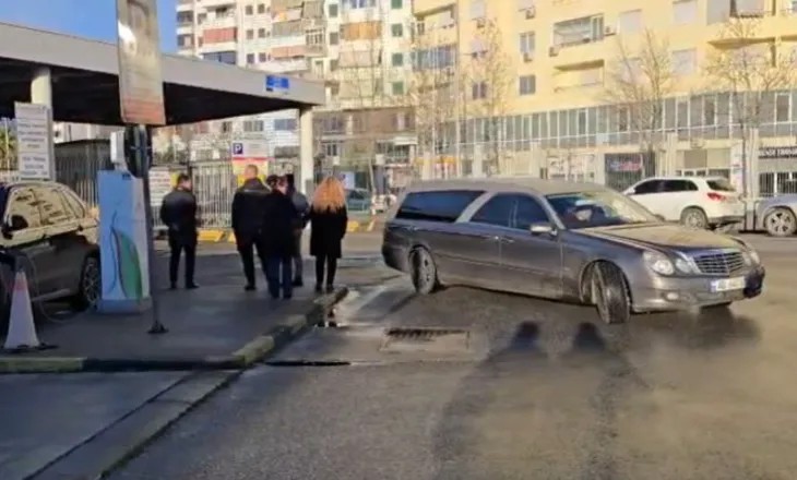 Ndërruan jetë tragjikisht në Itali, trupat e familjes Kola mbërrijnë në Shqipëri, përcillen sot në banesën e fundit (VIDEO)