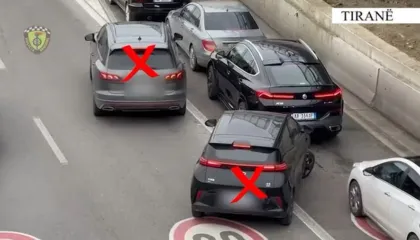 Ndëshkohen shoferët, hiqen me karrotrec makinat që bllokojnë korsitë