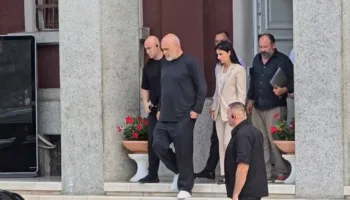 “Ndjekësit e një 80-vjeçari krijojnë situata qesharake”, Rama pas takimit me protestuesit në Durrës: Projekti TID nuk ndalet!