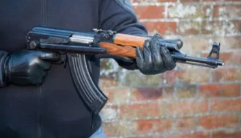 Ndodh edhe kjo: 93-vjeçari plagos me kallashnikov 61-vjeçarin në Gjirokastër