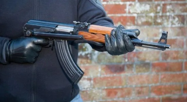 Ndodh edhe kjo: 93-vjeçari plagos me kallashnikov 61-vjeçarin në Gjirokastër