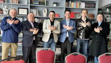 Ndodh edhe kjo/ Këlliçi në Miçigan, policia e procedon për organizimin e protestës në Tiranë