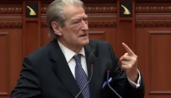 Ndryshimi i nenit 242, Berisha-mazhorancës: Rama po u përdor si kukulla